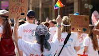 Pixum Mitarbeitende demonstrieren beim CSD in Köln Pixum Mitarbeitende demonstrieren beim CSD in Köln