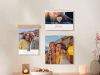 Wandkalender in 3 Formaten an einer Wand Wandkalender in 3 Formaten an einer Wand